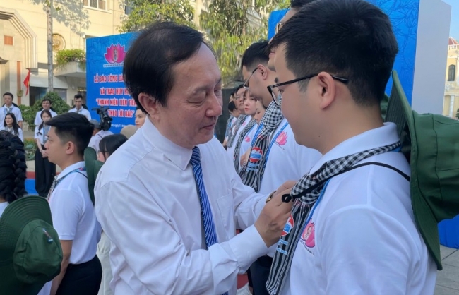 Trao huy hiệu Thanh niên tiên tiến làm theo lời Bác
