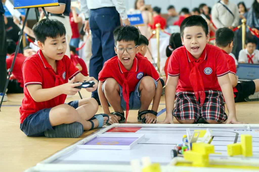 Học sinh Ba Đình thỏa sức sáng tạo tại cuộc thi Robotics