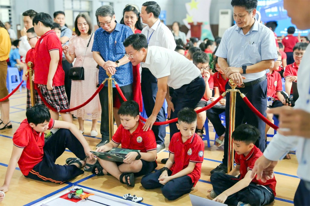 Học sinh Ba Đình thỏa sức sáng tạo tại cuộc thi Robotics