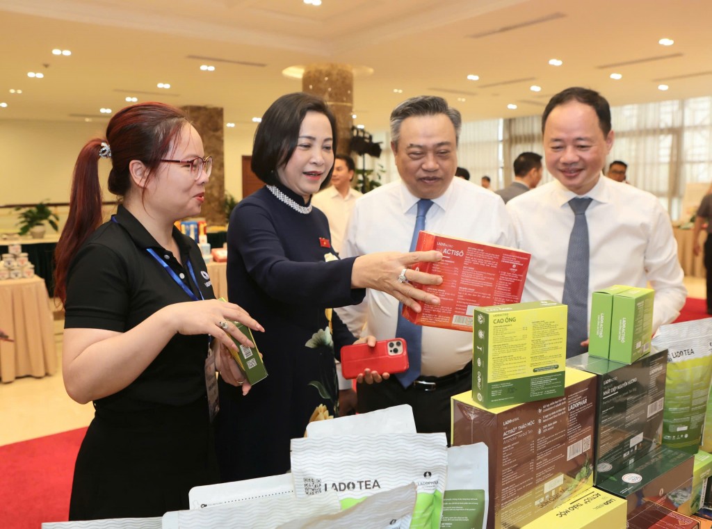Các vị lãnh đạo tham quan, trải nghiệm sản phẩm của Lâm Đồng