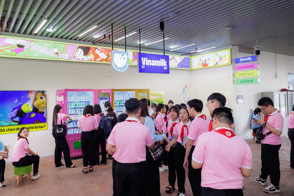Đồng hành cùng mọi hoạt động diễn ra trong suốt 3 ngày của đại hội, Vinamilk còn mang thêm niềm vui và tiếp sức 500 “cháu ngoan Bác Hồ” bằng hàng chục ngàn sản phẩm sữa tươi tiệt trùng Vinamilk 100% và sữa chua uống Susu.