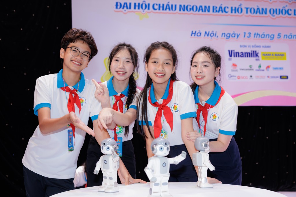 “Vinh dự và tự hào là cảm xúc chung của chúng em khi tham gia đại hội năm nay. Được gặp những Cháu ngoan Bác Hồ nhiều thế hệ trước, em cũng được tiếp thêm động lực và năng lượng để cố gắng hơn nữa trong tương lại”, em Đặng Kim Thiên Kim (thứ 2 từ phải sang) – Học sinh lớp 7 Trường THCS Lê Ngọc Hân (quận Hai Bà Trưng, Hà Nội). 