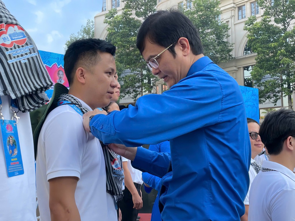 Đồng chí Bùi Quang Huy, Ủy viên dự khuyết BCH Trung ương Đảng, Bí thư Thứ nhất Trung ương Đoàn trao huy hiệu