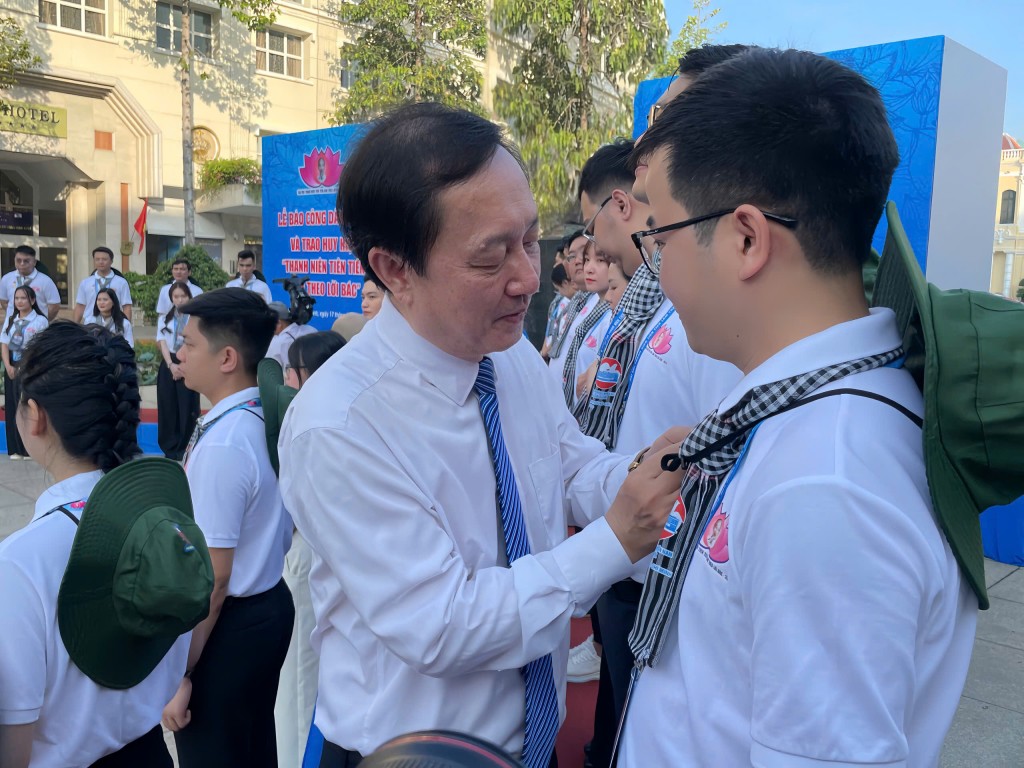Đồng chí Huỳnh Thành Đạt, Ủy viên BCH Trung ương Đảng, Phó trưởng Ban Tuyên giáo và Dân vận Trung ương trao huy hiệu “Thanh niên tiên tiến làm theo lời Bác” cho các đại biểu thanh niên