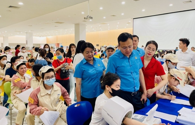 Khám sức khỏe miễn phí cho 600 nữ công nhân, lao động