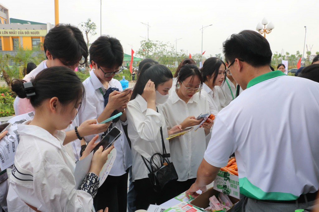 Ngày hội Việc làm và kết nối doanh nghiệp thu hút hơn 60 doanh nghiệp và gần 6.000 việc làm cho các bạn trẻ