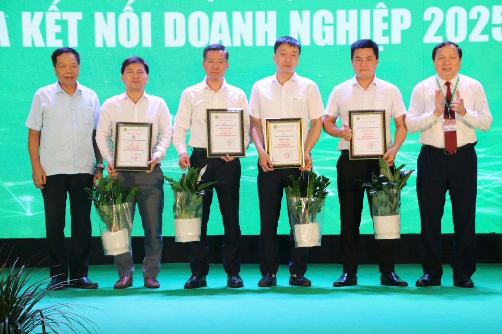 Lãnh đạo học viện Nông nghiệp cảm ơn các nhà tài trợ