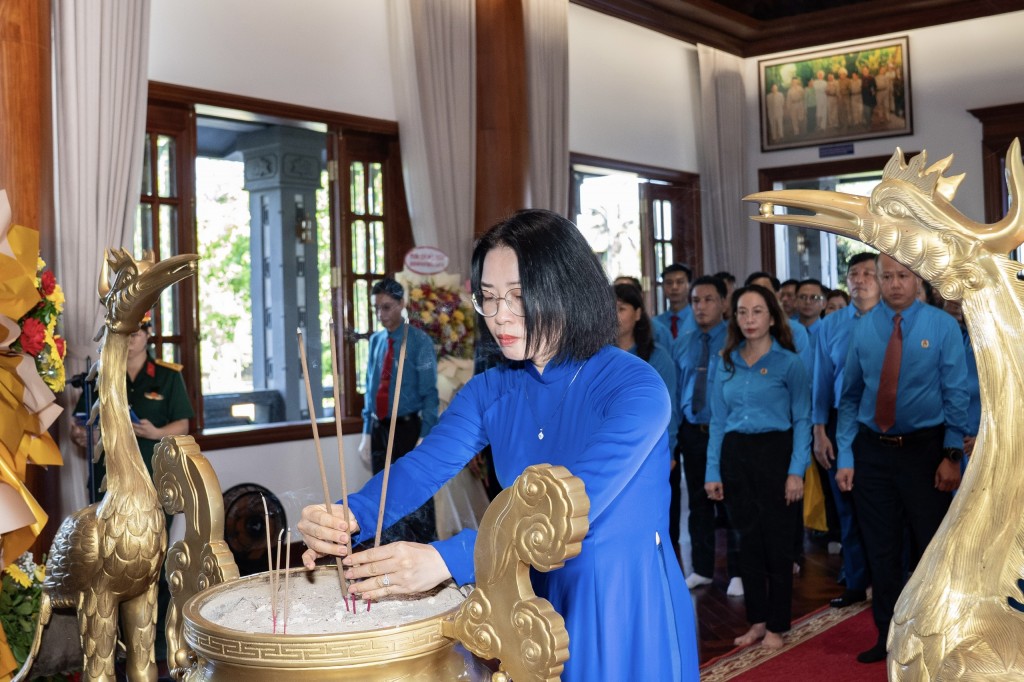 Bà Phan Thị Thúy Linh, Chủ tịch Liên đoàn Lao động TP Đà Nẵng dâng hương báo công lên Bác tại Bảo tàng Hồ Chí Minh, Quân khu V (Ảnh Út Vũ)