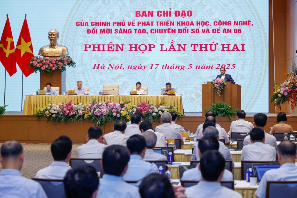 Thủ tướng đề nghị các đại biểu chỉ rõ những nội dung còn chậm tiến độ, phân tích nguyên nhân, rút ra các bài học kinh nghiệm; xác định rõ các nhiệm vụ, giải pháp trọng tâm thời gian tới, đặc biệt là bố trí nguồn lực, huy động hợp tác công tư, nhất là sự tham gia của doanh nghiệp, người dân... - Ảnh: VGP/Nhật Bắc