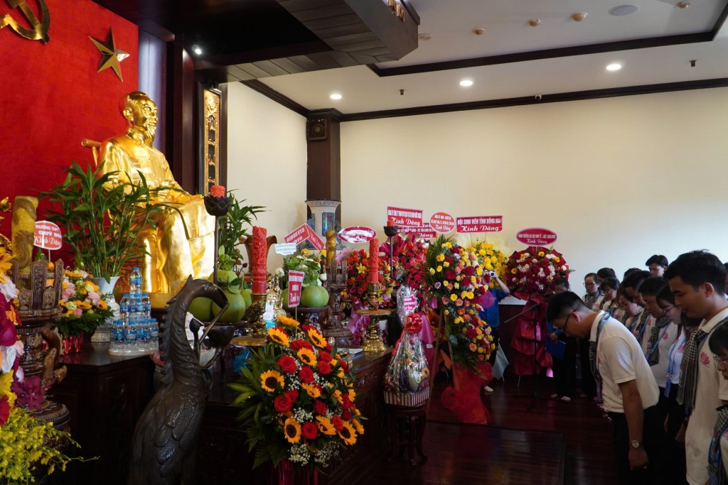 Các đại biểu dâng hương tại tượng Chủ tịch Hồ Chí Minh
