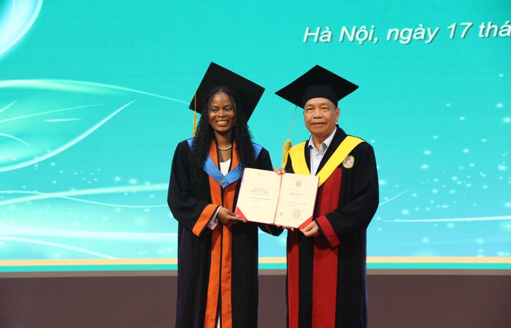 Trao bằng Thạc sỹ, Cử nhân cho gần 1.300 học viên, sinh viên