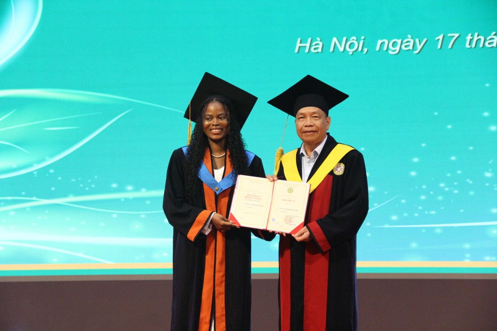 Lãnh đạo Học viện Nông nghiệp Việt Nam trao bằng Thạc sỹ, cử nhân tại chương trình