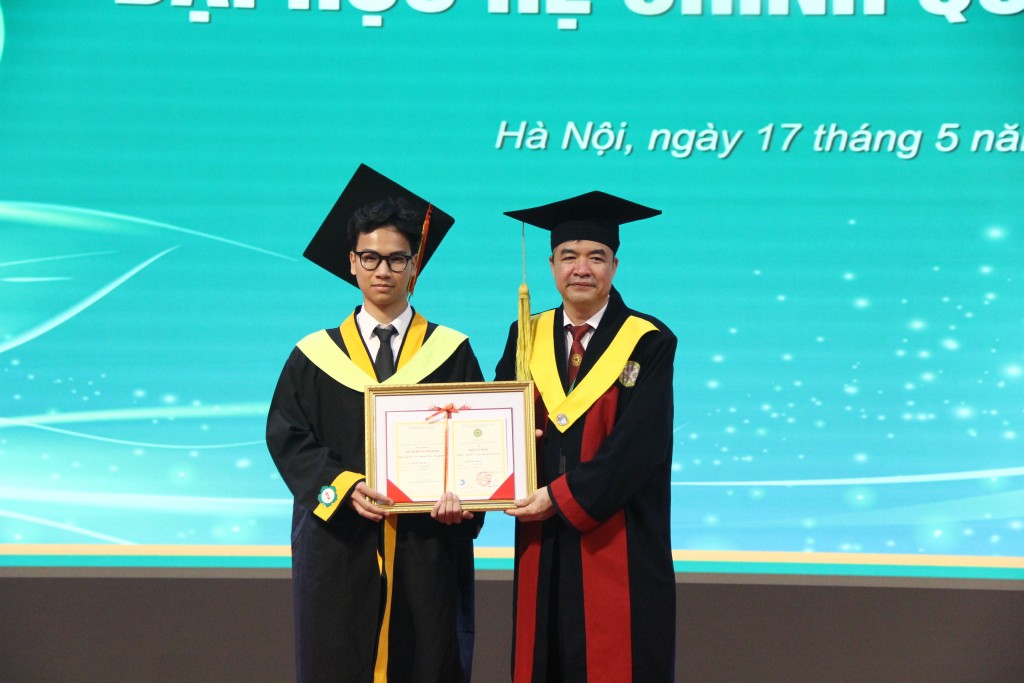 Trao bằng Thạc sỹ, Cử nhân cho gần 1.300 học viên, sinh viên