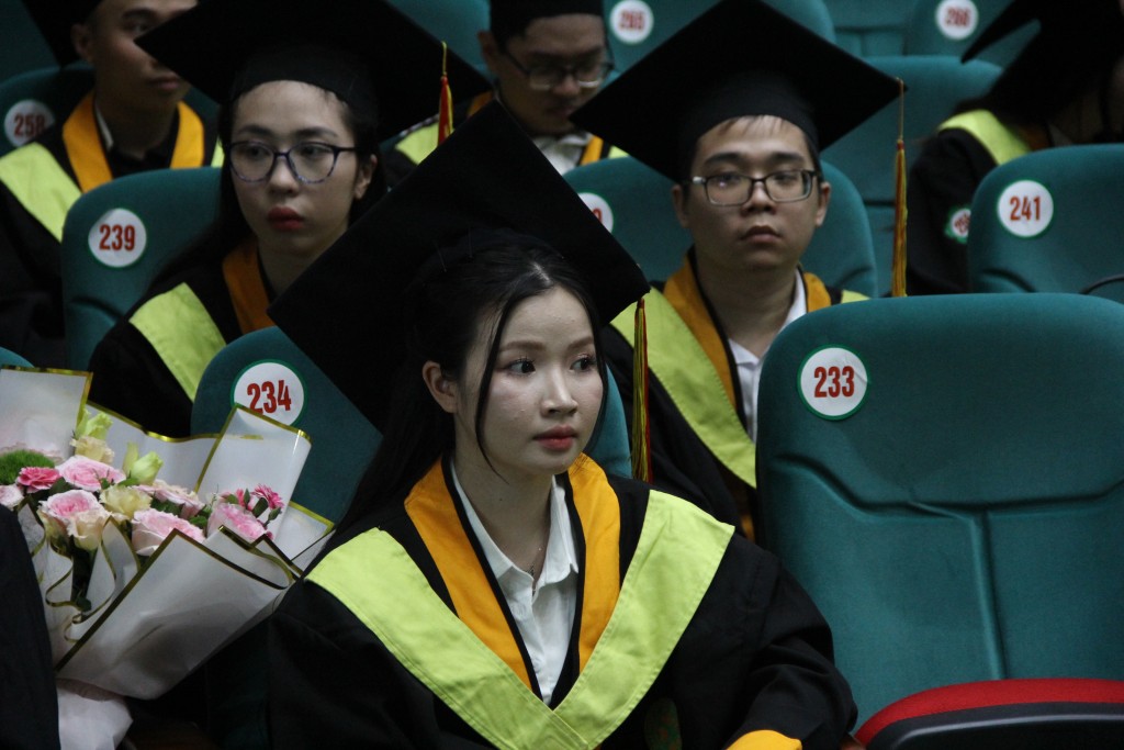 Lễ trao bằng đợt này có 47 học viên cao học, 1.243 sinh viên được công nhận tốt nghiệp