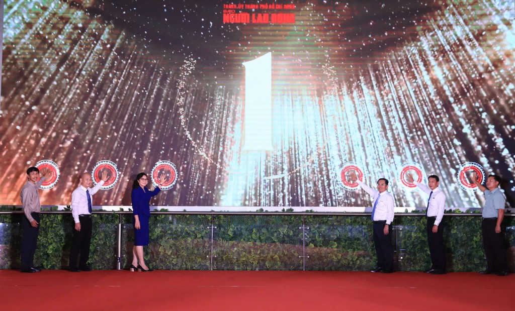 Các đại biểu thực hiện nghi thức khai mạc