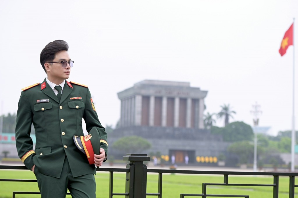 Trung tá, nhạc sĩ Tạ Duy Tuấn bên lăng Bác Hồ