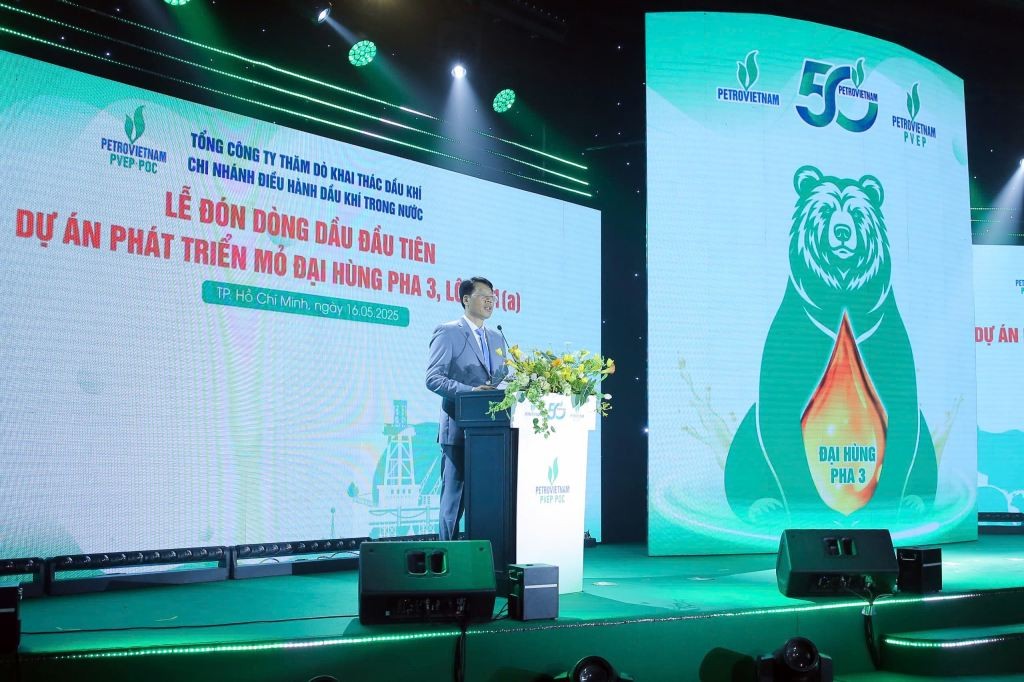 Giám đốc PVEP POC Lê Đức Tuệ báo cáo về quá trình triển khai dự án phát triển mỏ Đại Hùng giai đoạn 3