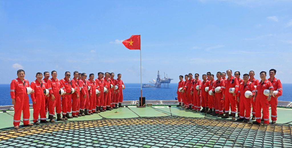 Chào cờ trên giàn khoan Mỏ Đại Hùng