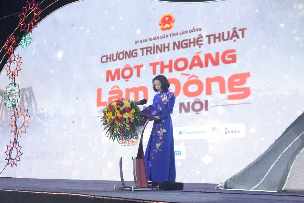 Đồng chí Vũ Thu Hà - Thành Ủy viên, Phó chủ tịch UBND TP Hà Nội phát biểu chào mừng chương trình