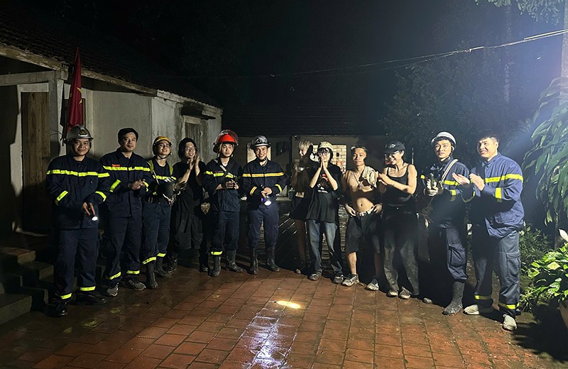 Kịp thời giải cứu 5 người đi lạc trên núi cao vào đêm tối