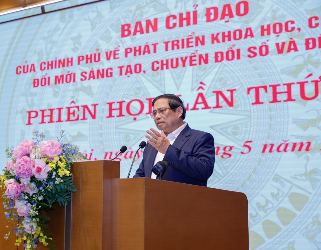 Thủ tướng đề nghị Văn phòng Chính phủ, Bộ Khoa học và Công nghệ, Bộ Nội vụ, Bộ Công an phối hợp, tiếp thu các ý kiến, hoàn thiện và trình ban hành Kết luận của Thủ tướng Chính phủ, Trưởng Ban Chỉ đạo để thống nhất triển khai trong thời gian tới - Ảnh: VGP/Nhật Bắc