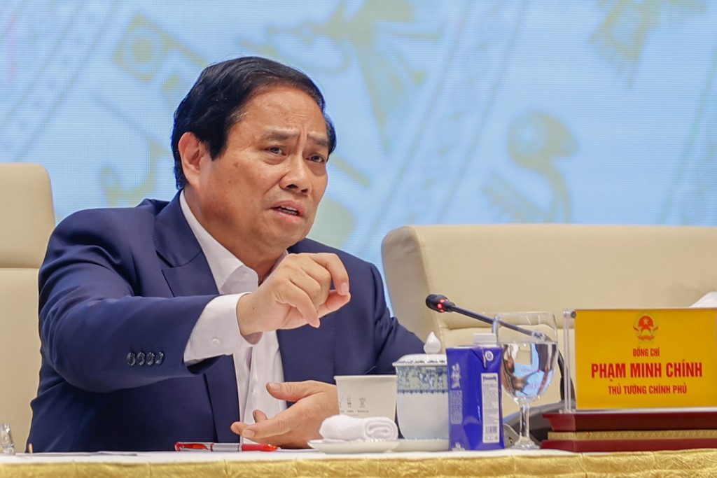 Thủ tướng Phạm Minh Chính nhấn mạnh, đẩy mạnh phát triển KHCN, đổi mới sáng tạo, chuyển đổi số phải gắn với đơn giản hóa và cương quyết cắt bỏ các thủ tục hành chính rườm rà, phiền hà, bỏ cơ chế xin cho, giảm thời gian, chi phí, tuân thủ cho người dân và doanh nghiệp - Ảnh: VGP/Nhật Bắc