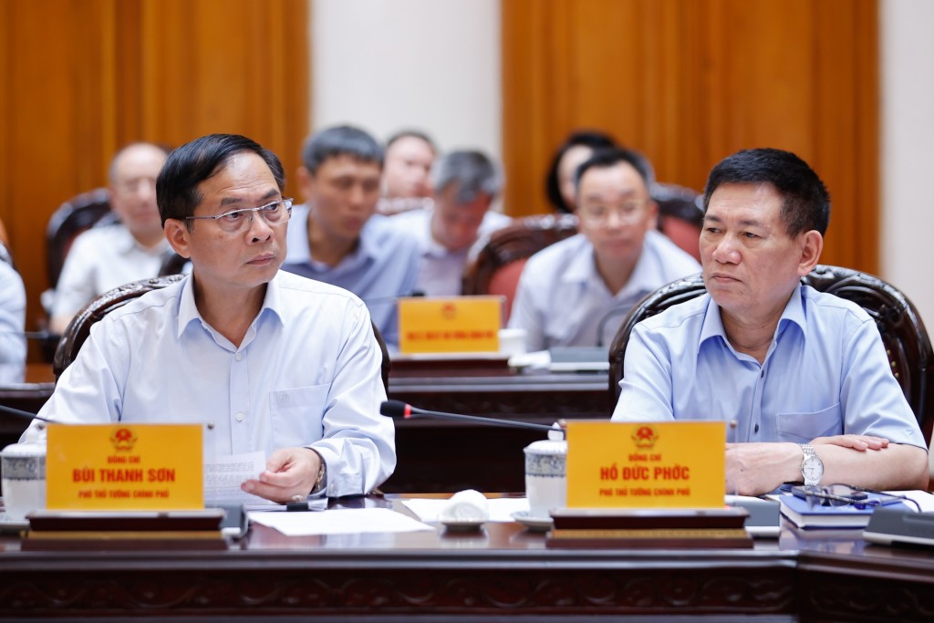 Phó Thủ tướng Bùi Thanh Sơn và Phó Thủ tướng Hồ Đức Phớc dự và phát biểu tại cuộc họp - Ảnh: VGP/Nhật Bắc