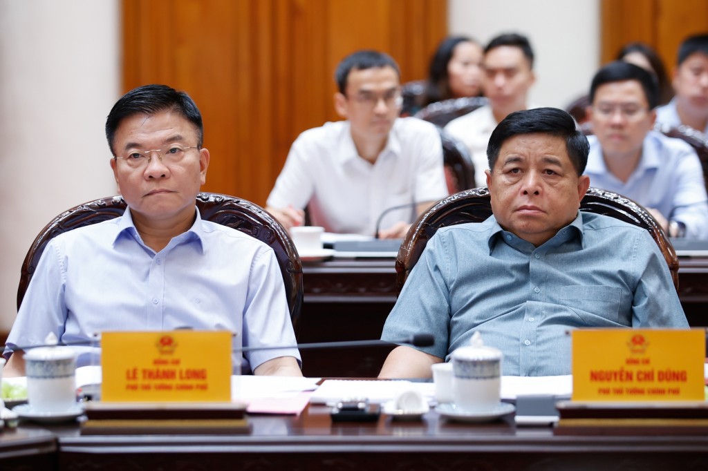 Phó Thủ tướng Lê Thành Long và Phó Thủ tướng Nguyễn Chí Dũng dự và phát biểu tại cuộc họp - Ảnh: VGP/Nhật Bắc