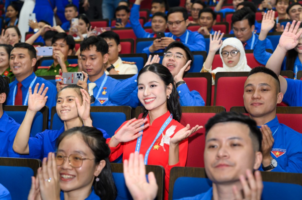 Hoa hậu Nguyễn Thanh Hà được tuyên dương Thanh niên tiên tiến làm theo lời Bác