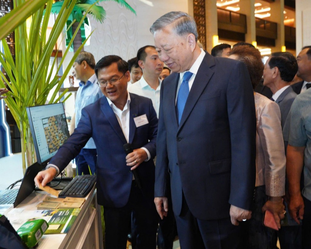 Tổng Bí thư Tô Lâm tham quan gian hàng của TTC AgriS - doanh nghiệp tiên phong trong phát triển nông nghiệp công nghệ cao nhằm nâng cao năng suất, chất lượng và giá trị gia tăng cho nông sản Việt Nam