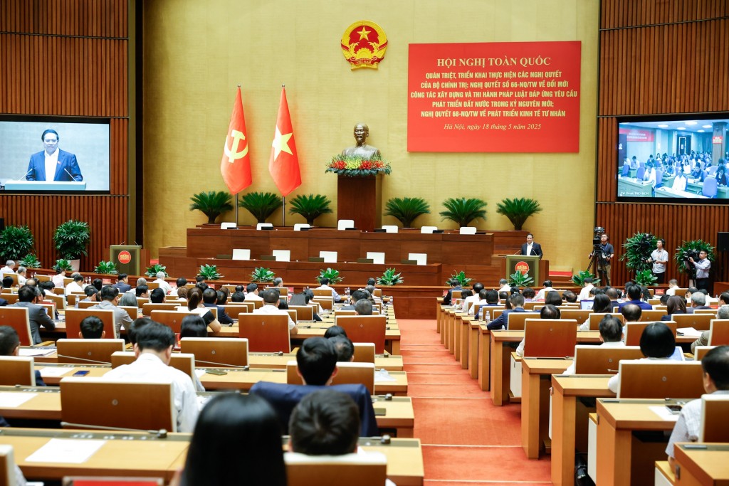 Thủ tướng nêu rõ: KTTN liên tục phát triển, khẳng định vị thế là một động lực quan trọng của nền kinh tế; là kênh huy động hiệu quả các nguồn lực xã hội cho đầu tư phát triển; góp phần quan trọng thúc đẩy tăng trưởng kinh tế, tăng thu ngân sách Nhà nước... - Ảnh: VGP/Nhật Bắc