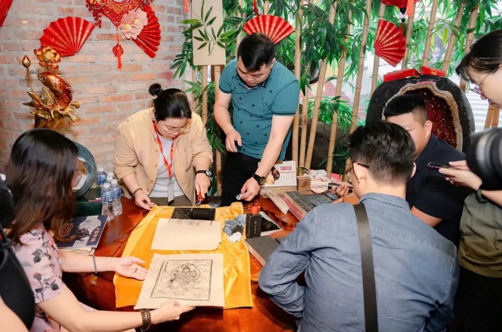 Khách tham quan trải nghiệm trình diễn kỹ thuật in mộc bản truyền thống từ làng nghề Thanh Liễu (Hải Dương)