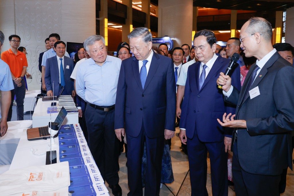 Tổng Bí thư Tô Lâm, Chủ tịch Quốc hội Trần Thanh Mẫn, Phó Thủ tướng Thường trực Chính phủ Nguyễn Hòa Bình thăm các gian trưng bày sản phẩm của các doanh nghiệp tư nhân - Ảnh: VGP/Nhật Bắc