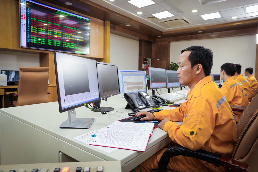 Các cán bộ, kỹ sư điều hành hoạt động của Nhà máy Xử lý khí Dinh Cố