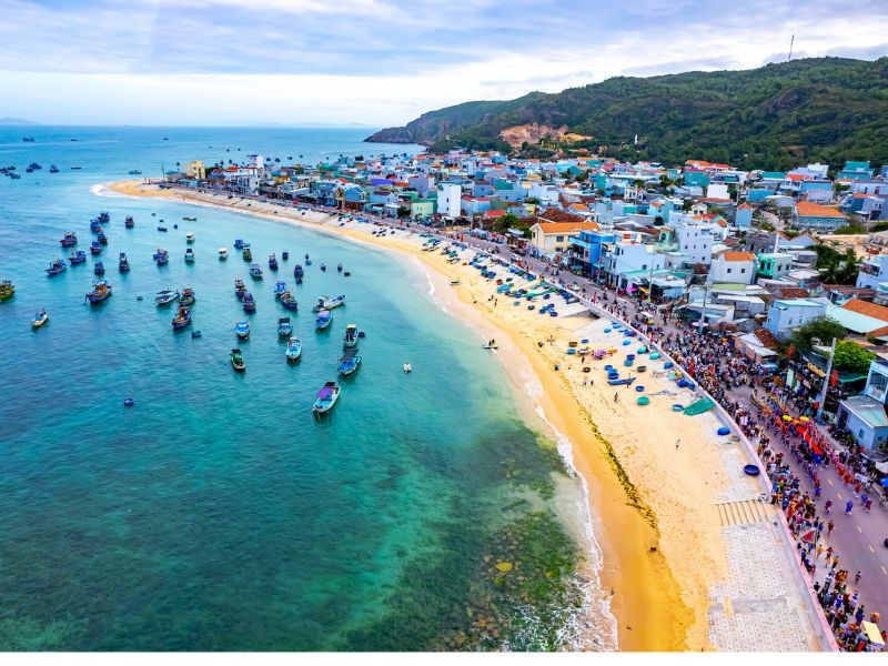 Làng chài Nhơn Hải được thiên nhiên ưu ái ban tặng cho vẻ đẹp hữu tình, dung dị (Nguồn; mia.vn)