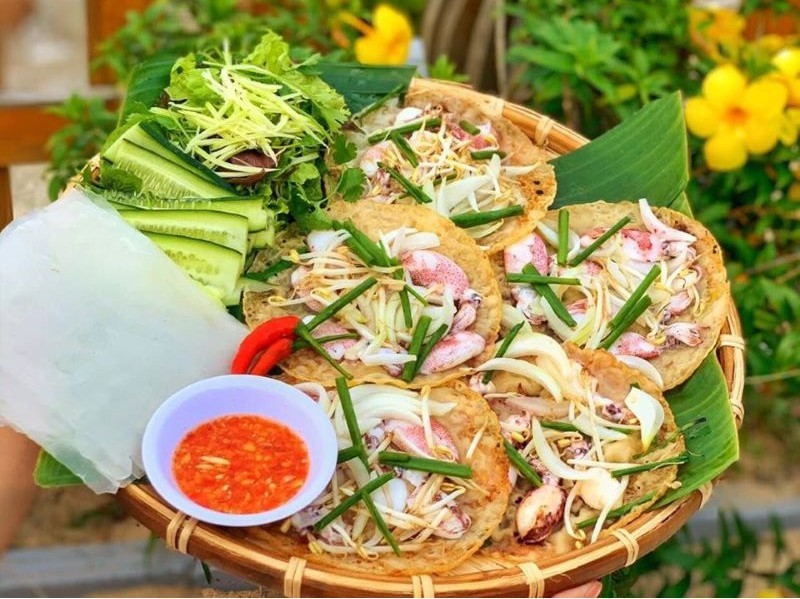 Bánh xèo mực là đặc sản nhất định phải thử tại làng chài Nhơn Hải (Nguồn: mia.vn)