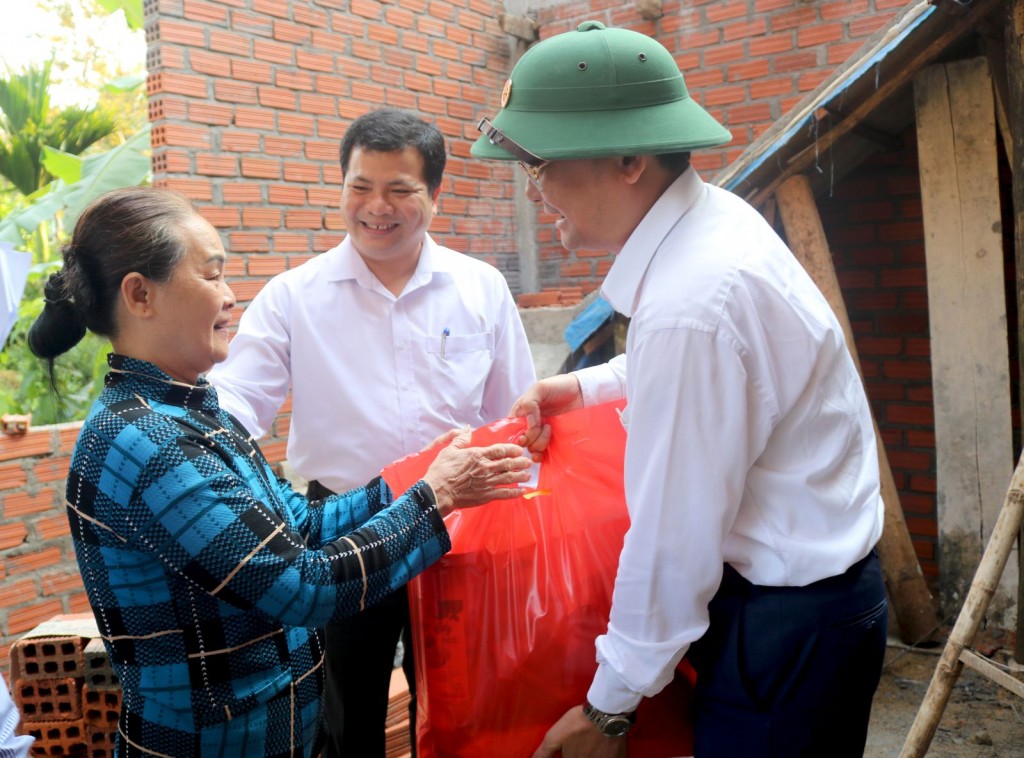 Phó Chủ tịch UBND tỉnh Bình Định Nguyễn Tự Công Hoàng tặng quà cho hộ dân được hỗ trợ xây nhà ở mới 