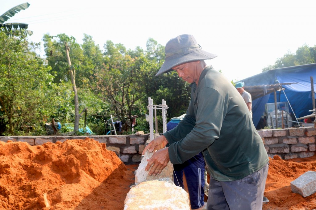 Người dân góp ngày công xây dựng nhà ở mới cho gia đình tại thị trấn An Lão, huyện An Lão 