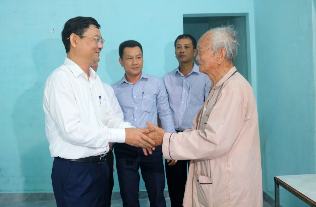 Phó Chủ tịch UBND tỉnh Bình Định Nguyễn Tự Công Hoàng thăm nhà ở mới của hộ ông Trần Cược (thôn Vạn Trung, xã Ân Hảo Tây, huyện Hoài Ân)