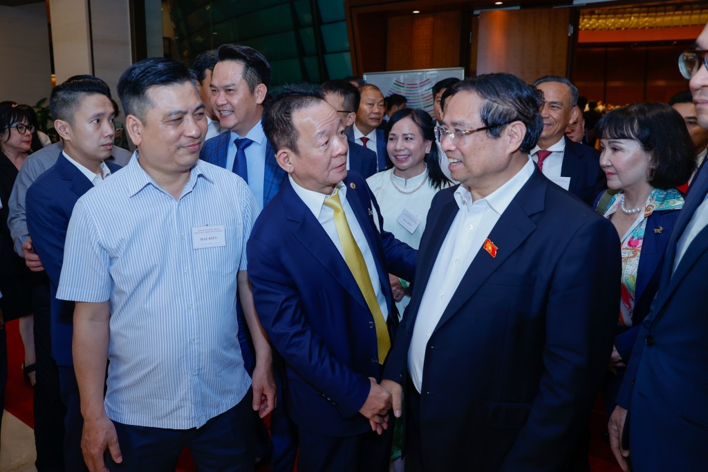 THủ tướng trò chuyện, trao đổi, chia sẻ với các doanh nhân bên lề hội nghị - Ảnh: VGP/Nhật Bắc