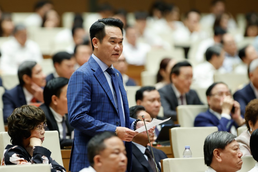 Ông Đặng Hồng Anh, Chủ tịch Hội Doanh nhân trẻ Việt Nam đặt câu hỏi Chính phủ có lộ trình như thế nào để số hóa dữ liệu về các quy định trong hệ thống pháp luật, tiến độ giải quyết pháp lý, giúp doanh nhân tra cứu dễ dàng hơn - Ảnh VGP/Nhật Bắc