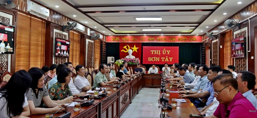 Tham dự hội nghị, thành phố Hà Nội có 1.210 điểm cầu với hơn 75.000 cán bộ, đảng viên. Trong ảnh: Điểm cầu Thị ủy Sơn Tây. Ảnh: Thị ủy Sơn Tây