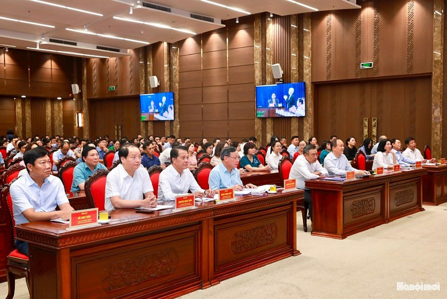 Các đồng chí lãnh đạo thành phố dự Hội nghị tại điểm cầu Thành ủy Hà Nội. Ảnh: Viết Thành