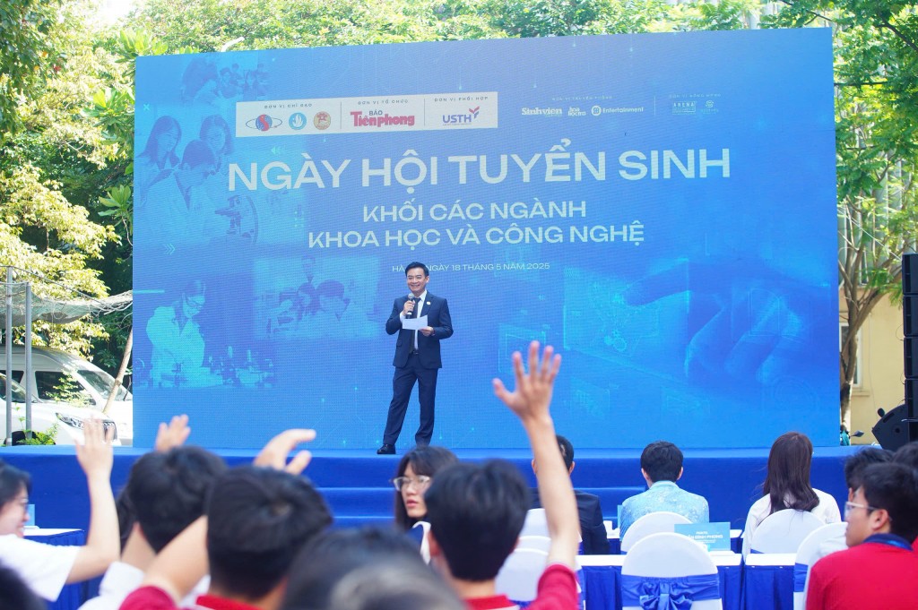 Các diễn giả chia sẻ với học sinh tại ngày hội