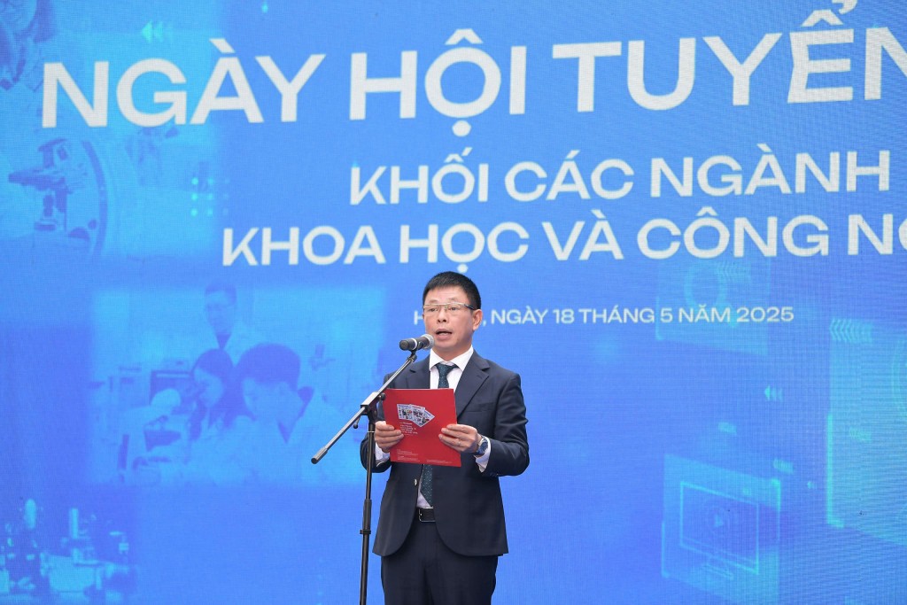 Nhà báo Phùng Công Sưởng – Tổng Biên tập Báo Tiền Phong phát biểu khai mạc ngày hội