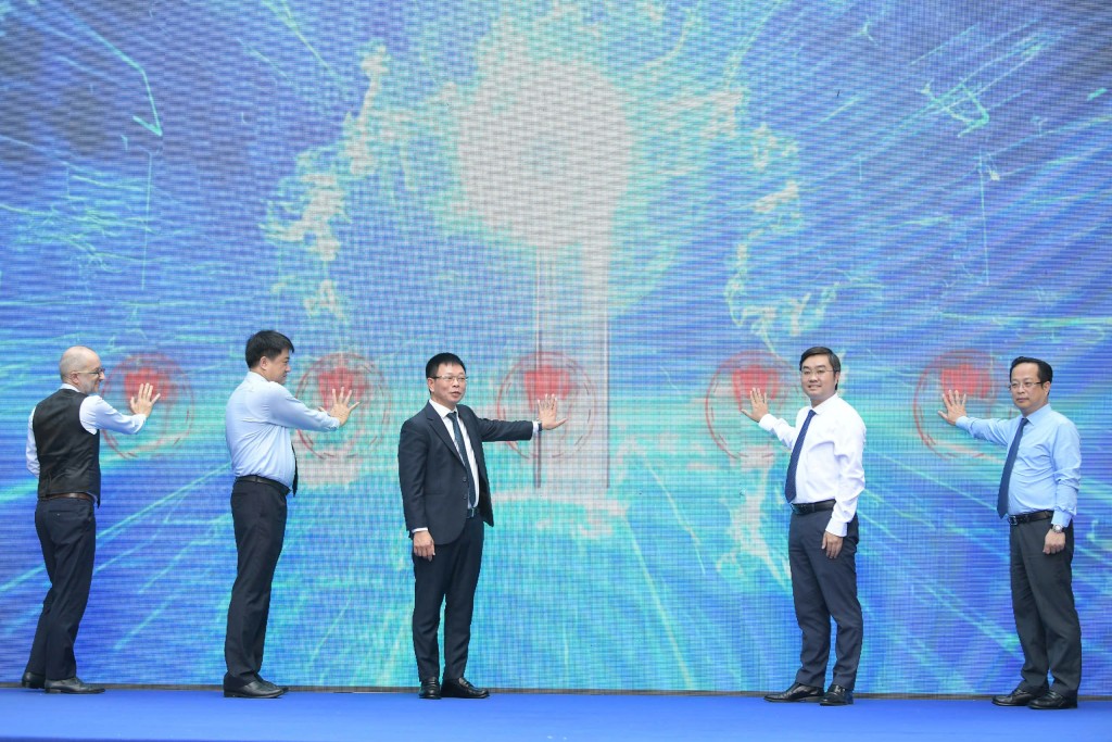 Các đại biểu thực hiện nghi thức khai mạc ngày hội
