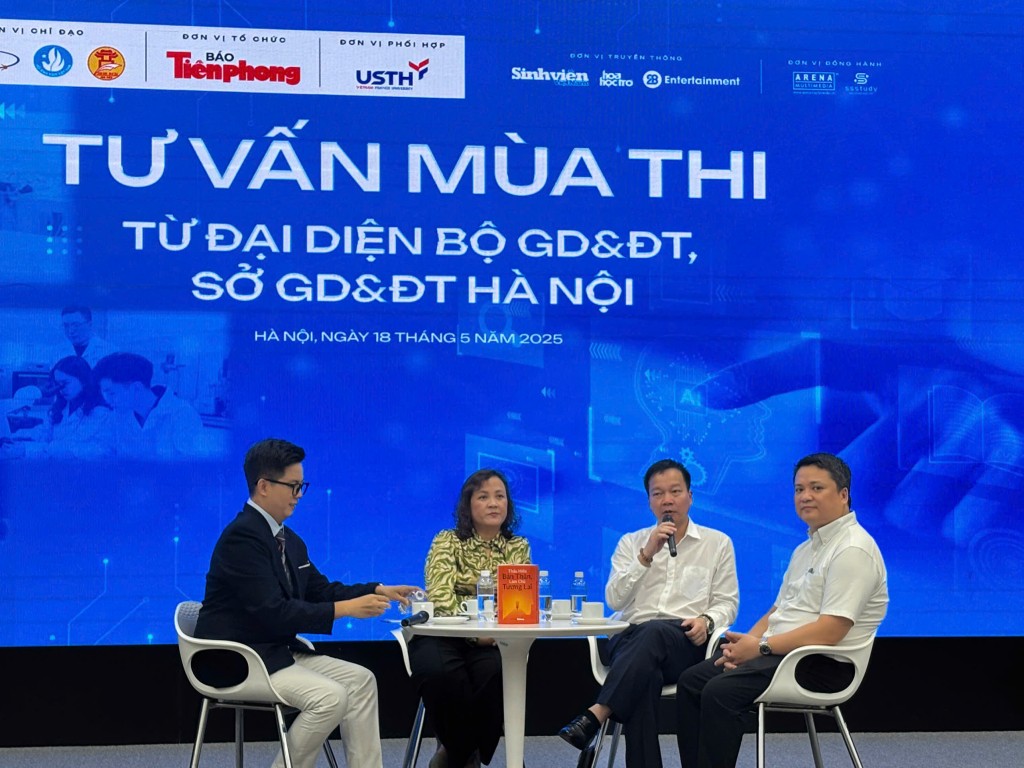 Trong khuôn khổ chương trình, các em học sinh được tư vấn tuyển sinh đại học