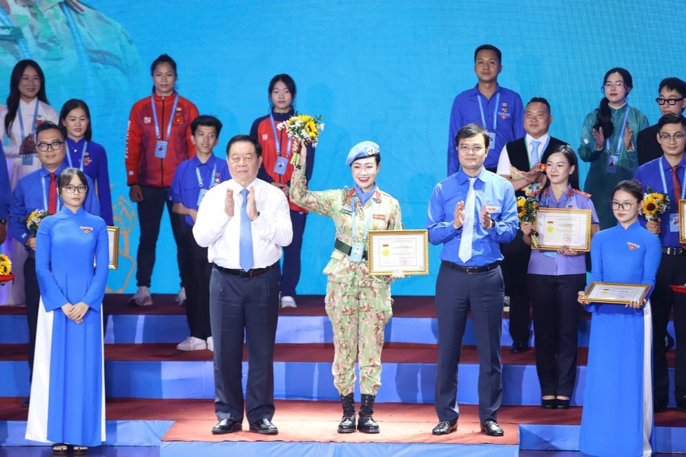 ũ Nhật Hương (Trợ lý phòng Hợp tác Quốc tế, Cục Gìn giữ hòa bình Việt Nam được tôn vinh tại Đại hội Thanh niên tiên tiến làm theo lời Bác năm 2025. (Ảnh: Ngô Tùng)