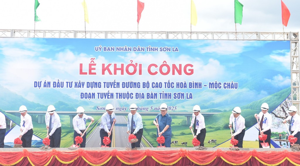 Phó Thủ tướng Mai Văn Chính và các đại biểu thực hiện nghi thức khởi công xây dựng tuyến đường bộ cao tốc Hòa Bình - Mộc Châu, đoạn tuyến thuộc địa bàn tỉnh Sơn La - Ảnh: VGP/Giang Thanh