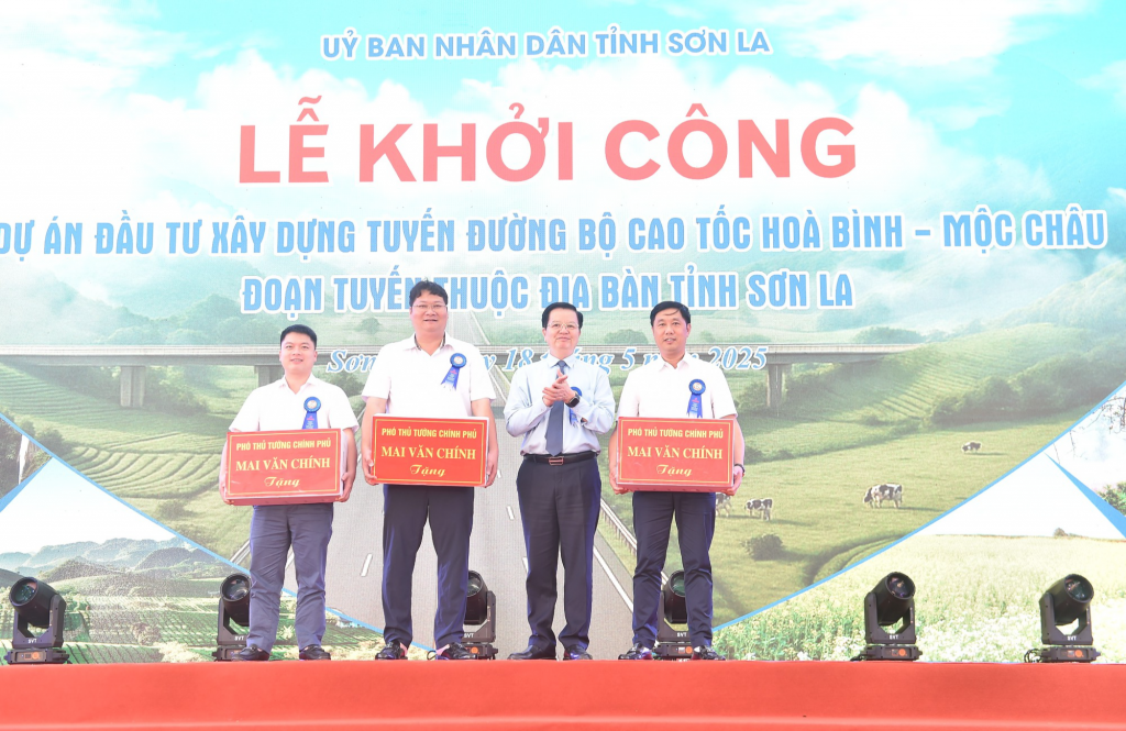 Phó Thủ tướng tặng quà cho các nhà thầu của dự án - Ảnh: VGP/Giang Thanh